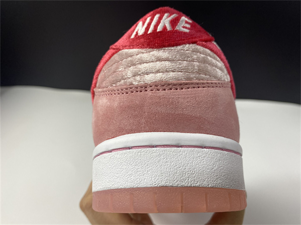 Nike SB Dunk Low Strange Love Skate boards CT2552-800