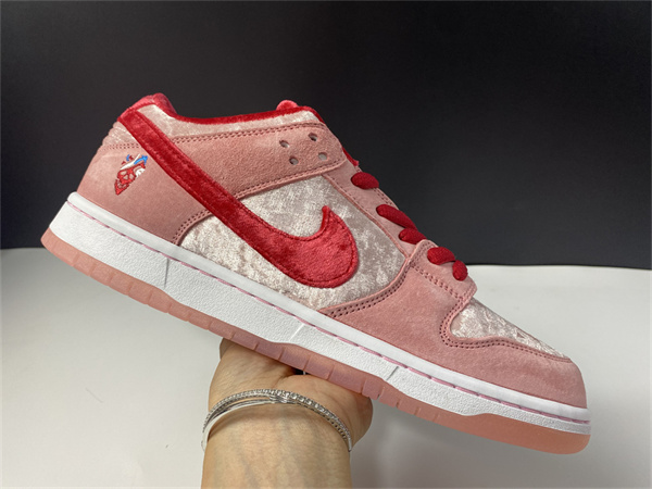 Nike SB Dunk Low Strange Love Skate boards CT2552-800