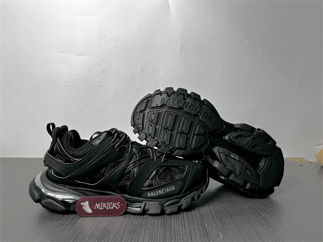 BLCG TRACK SNEAKER 555036W2GB11000 with LED